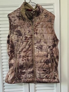 Sleeveless Quilted Vest in Mauve Camo